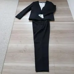 黒ジャケットとパンツと白ブラウスのセット