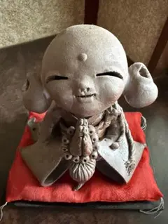 合掌地蔵 陶器 縁起 置物 赤座布団付き 合掌地蔵 陶器 置物 赤座布団付き - メルカリ