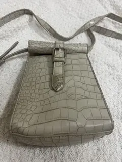 ホワイト　クロコダイル風ショルダーバッグ