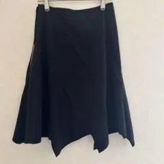 黒いアシンメトリーフレアスカート ひざ丈