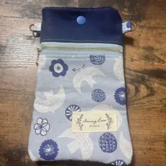 花と鳥のデザインの北欧柄スマホポーチ