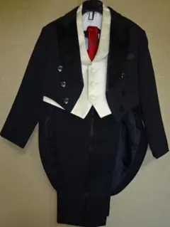 男児フォーマルスーツタキシード　110サイズ　ネクタイ付き
