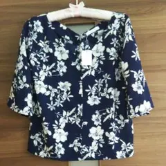 花柄トップス未使用品のサムネイル