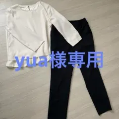 ホワイトフリルトップスとブラックパンツスーツ