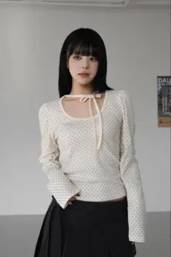 by muni:r nugu アイボリー ドット 長袖Tシャツ