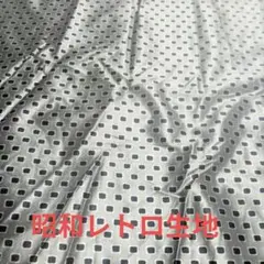 グレーと黒のチェック柄生地