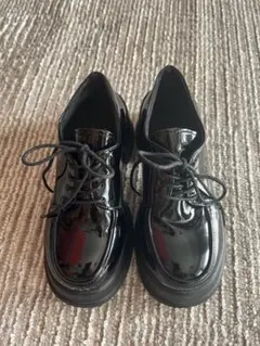 黒　エナメル　レースアップシューズ　レディース