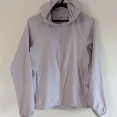 ユニクロの薄紫色 フード付きウィンドブレーカー