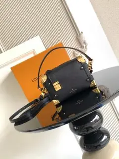 レザー製黒ショルダーバッグ
