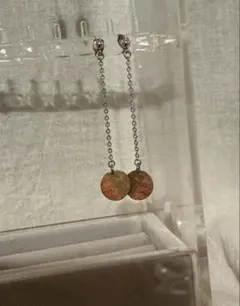 チェーンタイプピアス 異なる色の円形チャーム