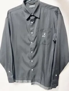 黒い長袖シャツ ポケット付き