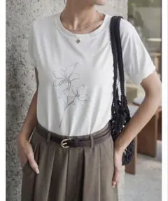 リエディ ドローイングフラワーTシャツ