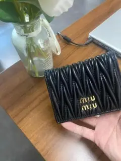 ミュウミュウ 三つ折り財布 マテラッセ レザー ブラック ロゴ金具 美品
