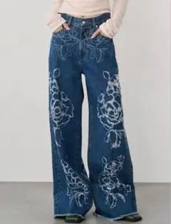 美品 MURUA ダメージフラワーワイドデニムのサムネイル