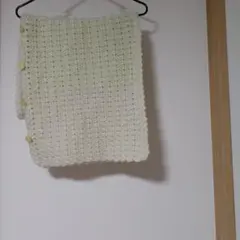 クリーム色 ボタン付き 編み物マフラーのサムネイル
