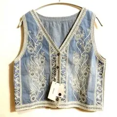 ESTACOT 刺繍入りデニムベスト　サックス　 Mサイズ