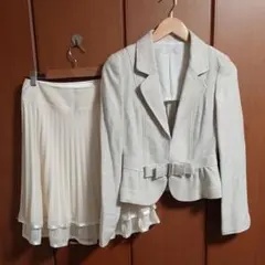 プチプードル　スカートスーツ　セットアップ　白　ラメ　プリーツスカート