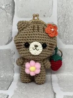 ハンドメイド☆ねこがま口編みぐるみキーホルダー☆いちごチャーム付き