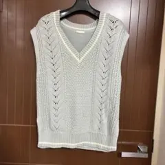 ライトグレー Vネック ニットベスト　水色