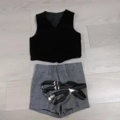 黒ベストとハウンドトゥースショートパンツセット