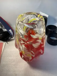 アンティーク　レトロ　流れるデザインの赤い花瓶