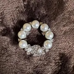 み*い様 パールとクリスタルの円形ブローチ