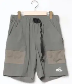 メッシュポケット付きグレーショートパンツのサムネイル