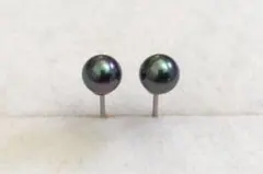 09 国産シェルパールピアス　小さめ　黒ピーコック系　セレモニー