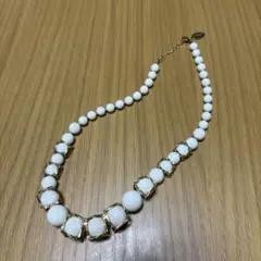 ストロベリーフィールズ ホワイトビーズ ゴールドスクエアパーツ ネックレス