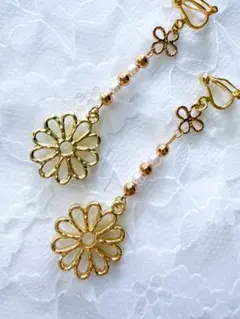 【送料込】ゴールドフラワーロングアクセサリー　ピアス/イヤリング　ハンドメイド