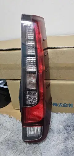 80系 ノア/エスクァイア　前期 純正テールランプ 右(運転席側)★美品★ ノア 80系 エスクァイア 前期 テールランプ テールライト