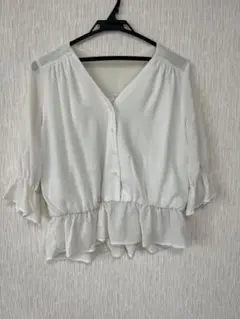 イング　ホワイト Vネックブラウス 五分袖 フリル裾