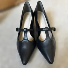 Vivian ブラック ポインテッドストラップパンプス