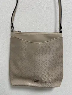 GUESS ゲス　ショルダーバッグ ベージュ　総柄　ロゴ