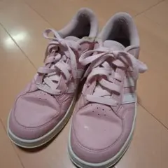 adidas ピンク スニーカー