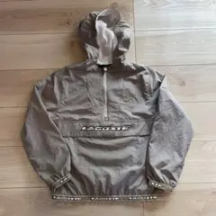 LACOSTE BOYS グラフィカルブランドネームロゴアノラック