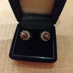 赤黒い石のシルバースタッドピアス