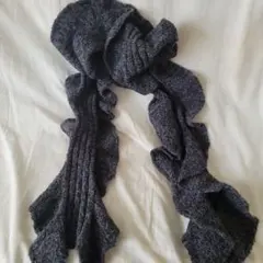 フリルデザイン　ニットマフラー　グレー