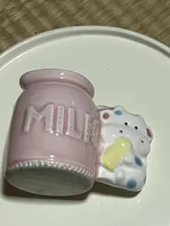젖소 캐릭터가 있는 우유 병