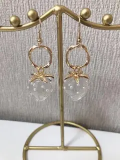 ハンドメイドピアス❤️大人可愛い❤️ゴールドリング×クリアいちごピアス❤️揺れる