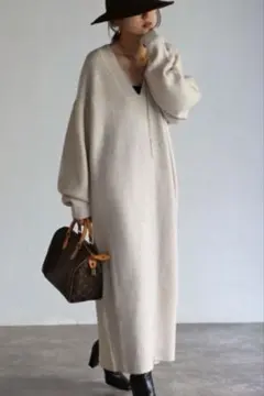 ボンジュールサガン　ディープVネックニットワンピース　アイボリー