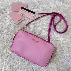 ☆美品☆ミュウミュウ　カメラバック　マドラス　ショルダー　レザー　シボ　ピンク