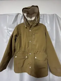 ブラウンカラー　取り外し出来るボア付きフード付マウンテンパーカー