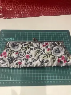 ビーズ刺繍入りクラッチバッグ 
ビジュー ストラップ付き