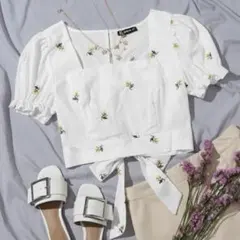 SHEIN 花刺繍　タイカットアウトバック　パフスリーブトップス