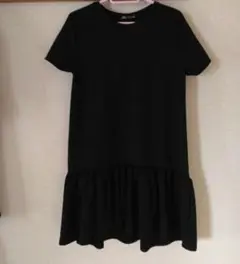 「再々値下げ」ZARA ブラック 半袖 ひざ丈ワンピース フリル裾