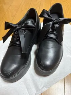 リボン付きブラック厚底ローファー