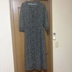 ほぼ新品未使用！黒地に白い花柄の長袖ロングワンピース