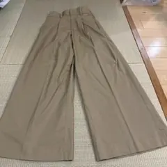 ベージュ ワイドパンツ