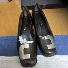 PRADA 黒 スクエアトゥ パンプス